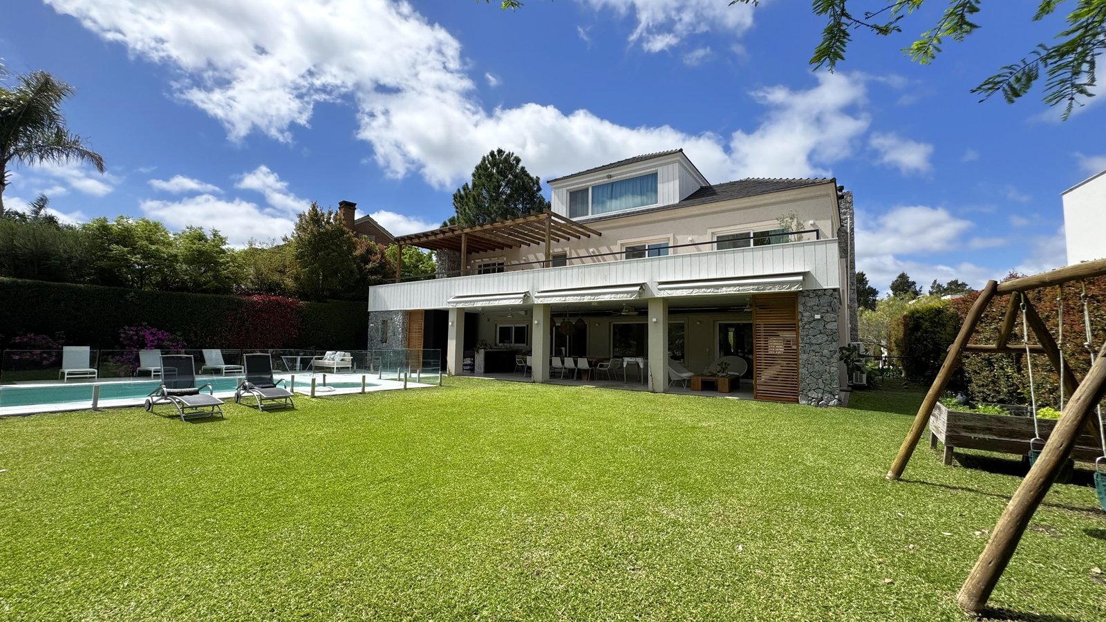 Casa moderna branca com gramado e piscina — projeto CASA CM, por Hermann Arquitectos, em Los Castores